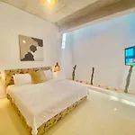 No908 Sunset Hotel *