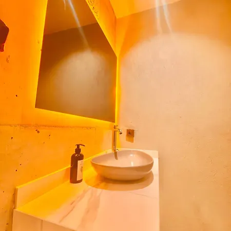 No908 Sunset Bar Hotel *