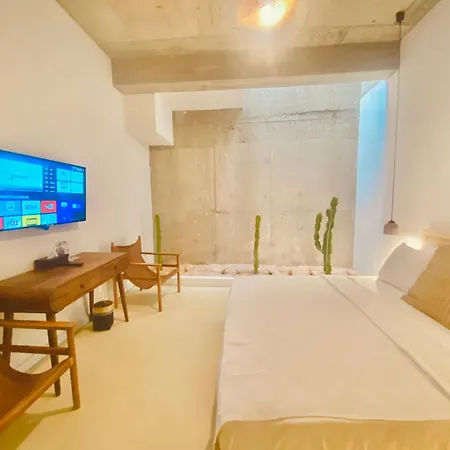 No908 Sunset Bar Hotel *