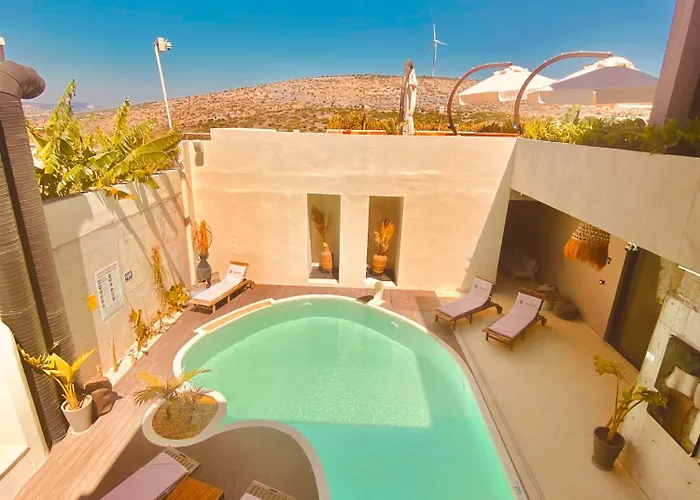 No908 Sunset Bar Hotel