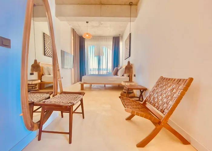 No908 Sunset Bar Hotel