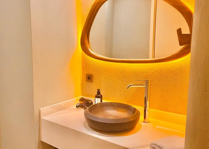 No908 Sunset Bar Hotel *