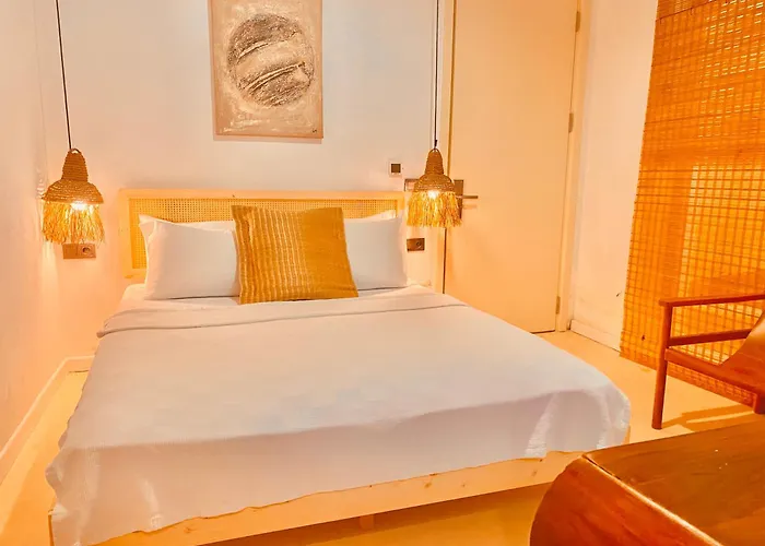 No908 Sunset Bar Hotel *