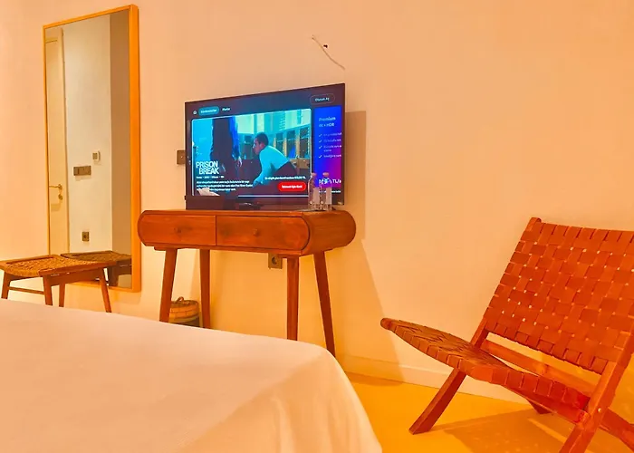 No908 Sunset Bar Hotel