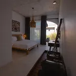 No908 Sunset Hotel *